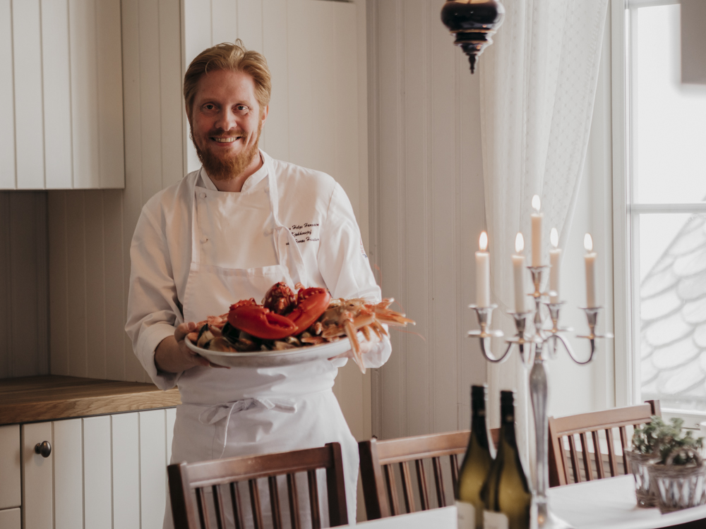 Kokken serverer mat i hovedhuset